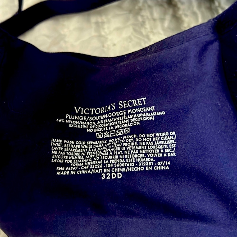 Victoria’s Secret Plunge Bra 32DD